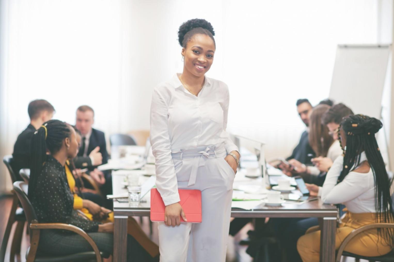 Participant satisfait consultant ses documents budgétaires