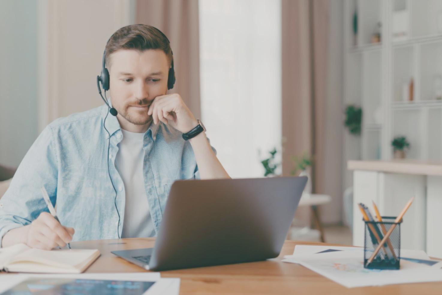 Personne travaillant sur un budget personnel avec des graphiques et calculatrice
